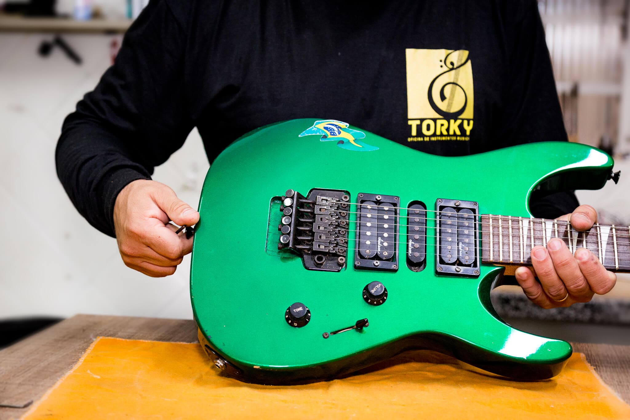Luthier trabalhando no corpo de uma guitarra