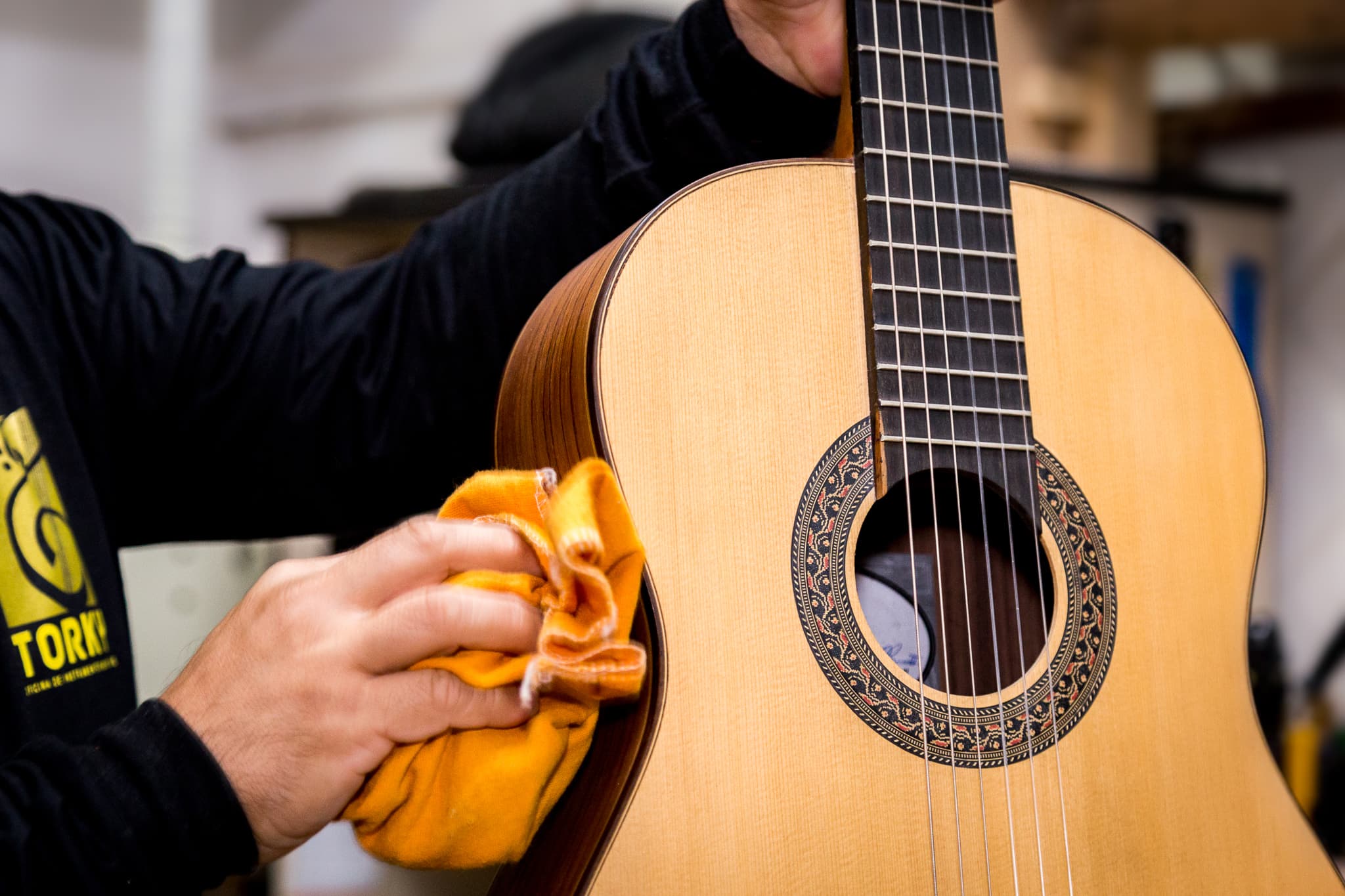 Limpeza e cuidado de violão clássico