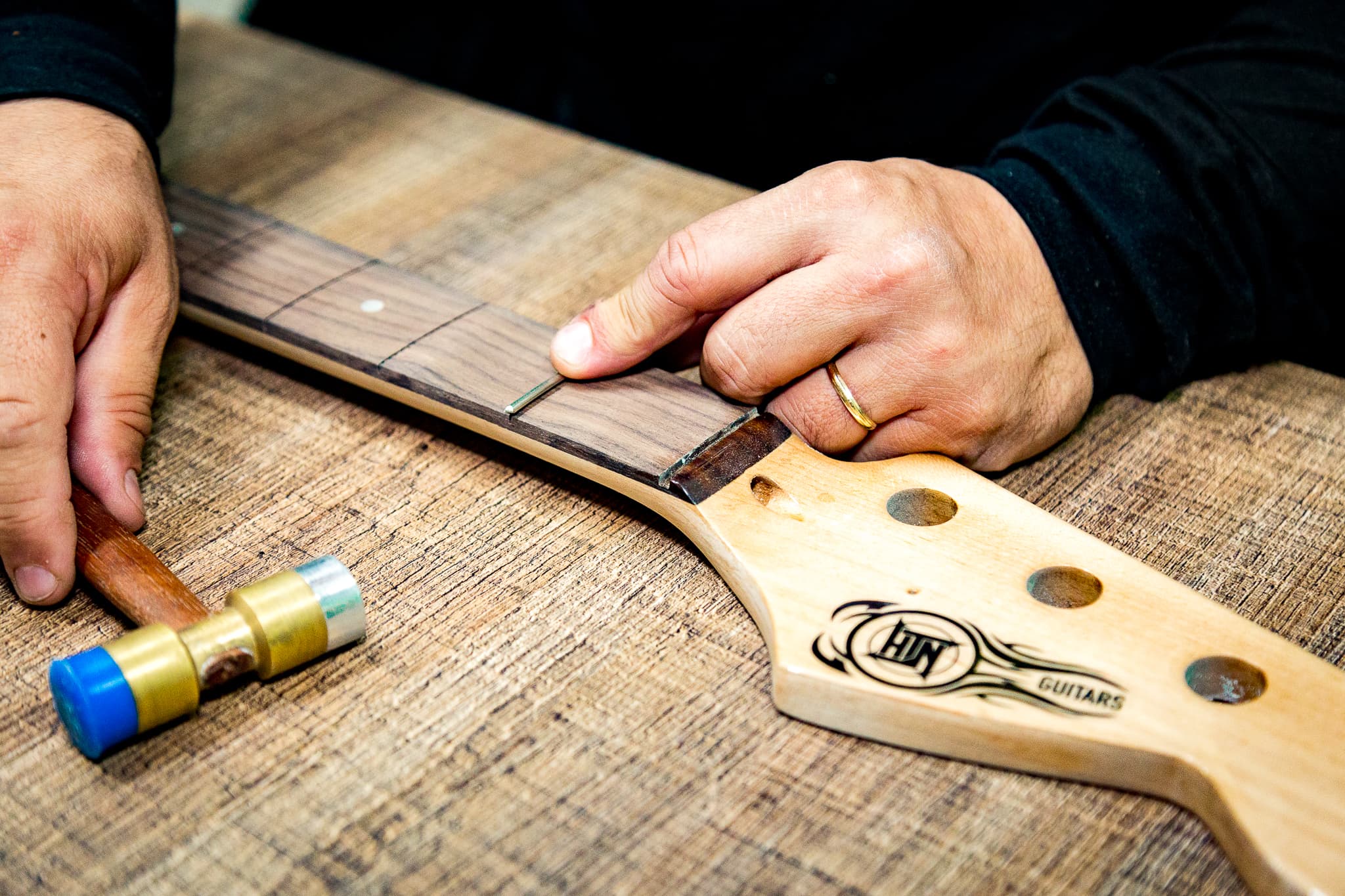 Trabalho de trastes no braço da guitarra