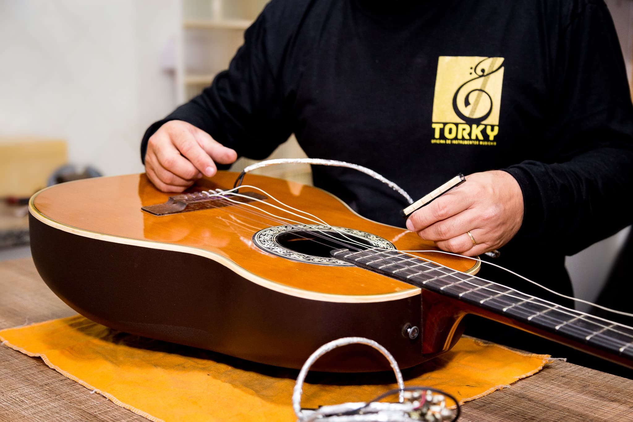 Troca de cordas em violão